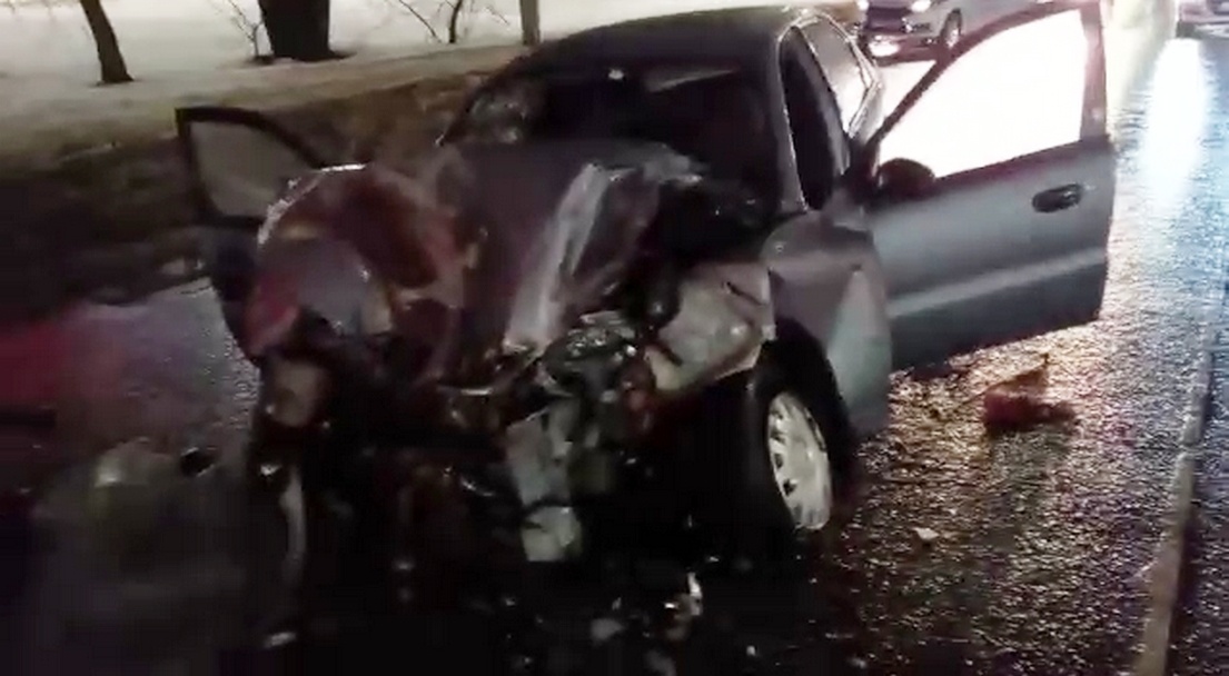 Chevrolet врезался в погрузчик в Нижнем Новгороде: пострадали два человека - фото 1
