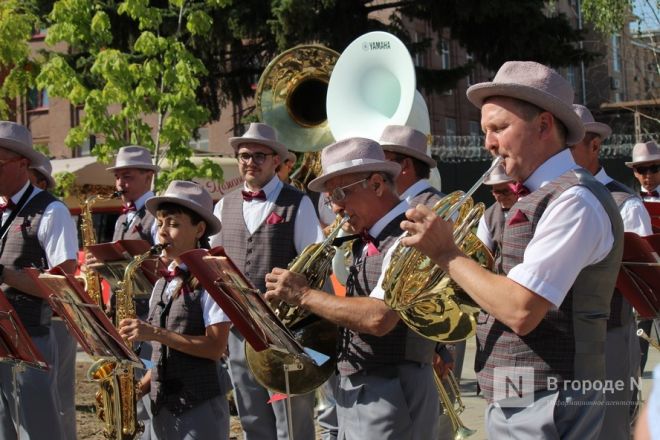 Парад духовых оркестров прошел по Большой Покровской в День города - фото 14