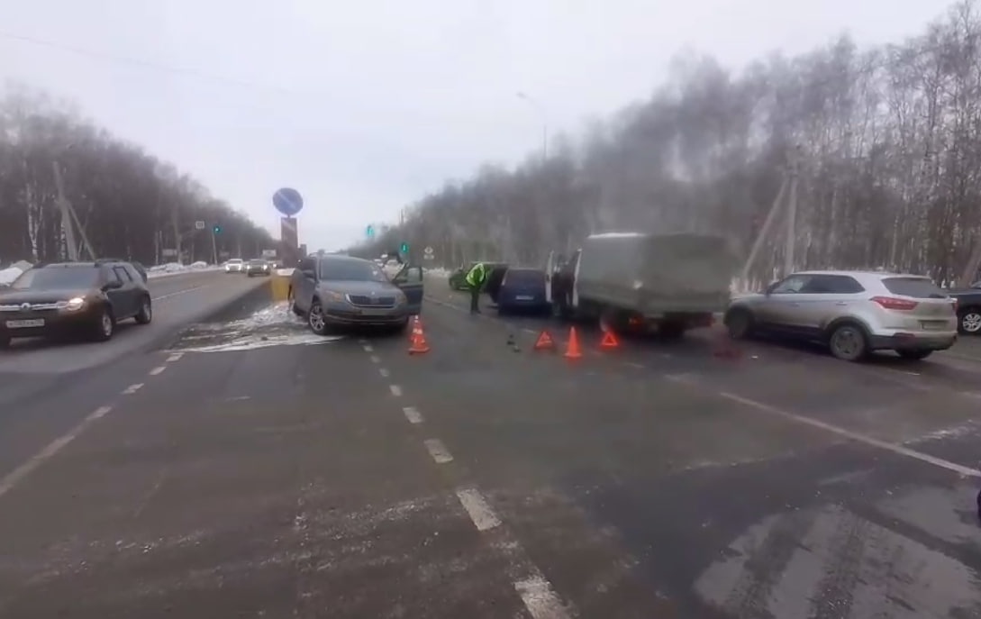 Мужчина пострадал в ДТП с двумя легковушками и ГАЗелью на Московском шоссе - фото 1