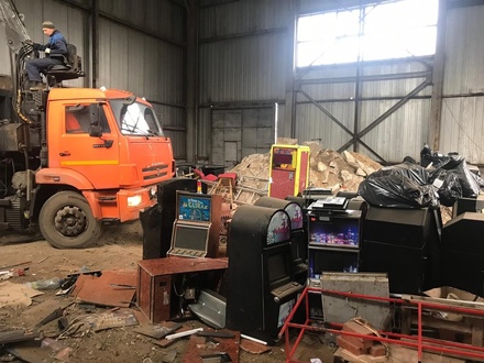 Нижегородские следователи показали, как уничтожаются изъятые игровые автоматы