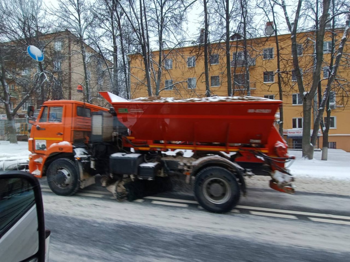Около 100 единиц снегоуборочной техники выпустили на нижегородские дороги в ночь на 19 ноября - фото 1