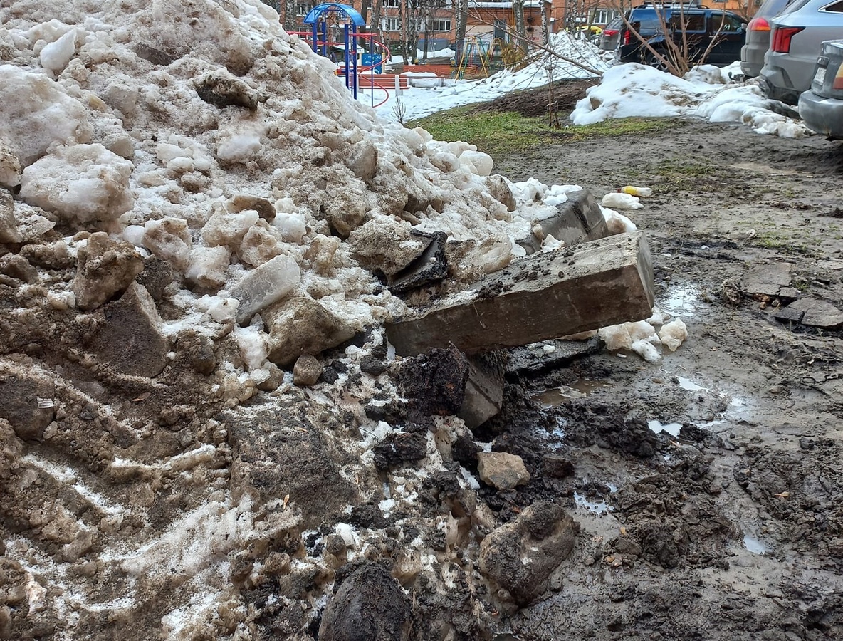 Нижегородские коммунальщики сгребли снег вместе с новыми бордюрами - фото 1