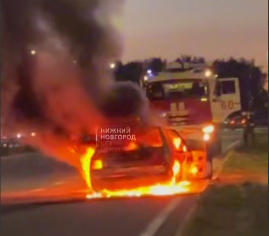 Автомобиль сгорел недалеко от ТЦ &laquo;Мега&raquo; в Нижнем Новгороде - фото 1