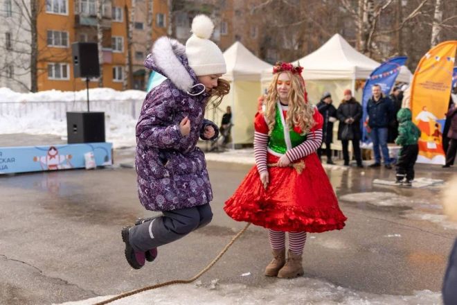 С танцами и блинами: как прошла Масленица в Нижнем Новгороде - фото 2