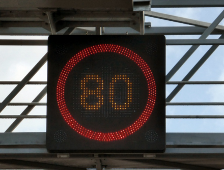 В России появятся автоматически меняющие скоростной режим дорожные знаки