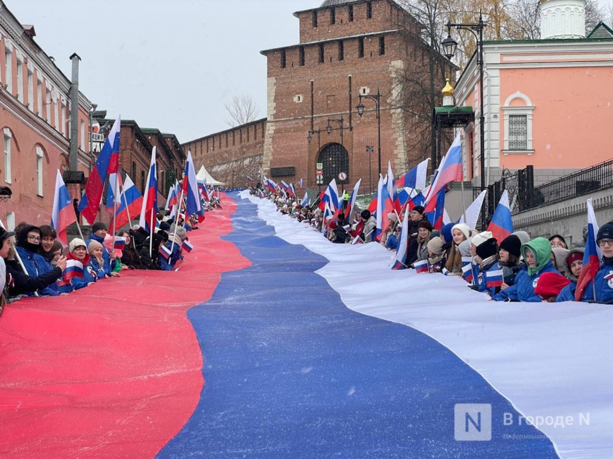 Гигантский флаг России развернули в центре Нижнего Новгорода - фото 1