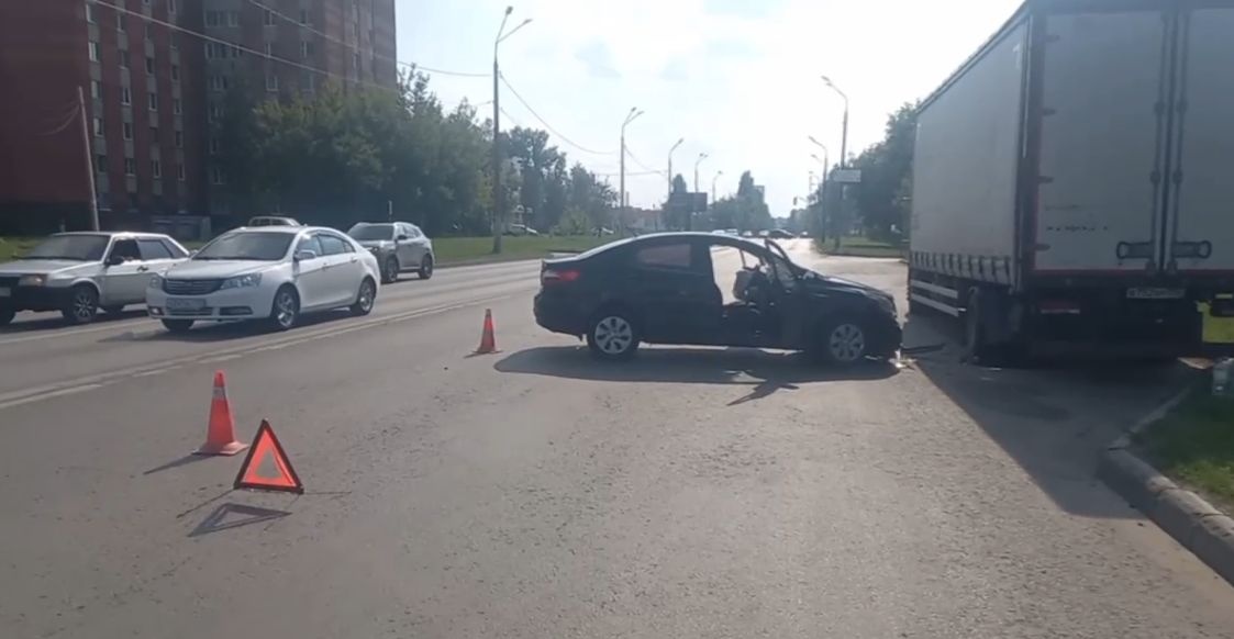 Двое детей пострадали при столкновении иномарки с фурой в Нижнем Новгороде - фото 1