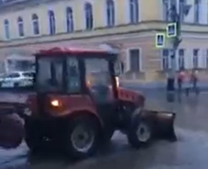 Движение в центре Нижнего Новгорода сковала огромная лужа - фото 1