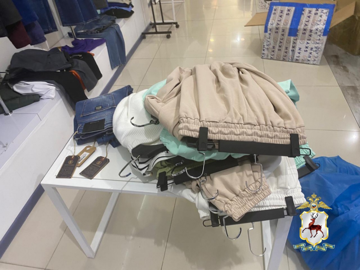 Три магазина с подделками брендовой одежды нашли в Нижнем Новгороде - фото 1