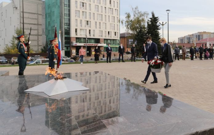 Стелу с именами героев-сормовичей установили на площади Славы - фото 3