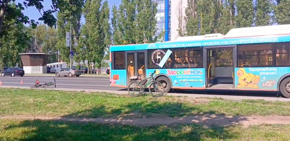 50-летняя велосипедистка пострадала в ДТП с автобусом в Нижнем Новгороде - фото 1