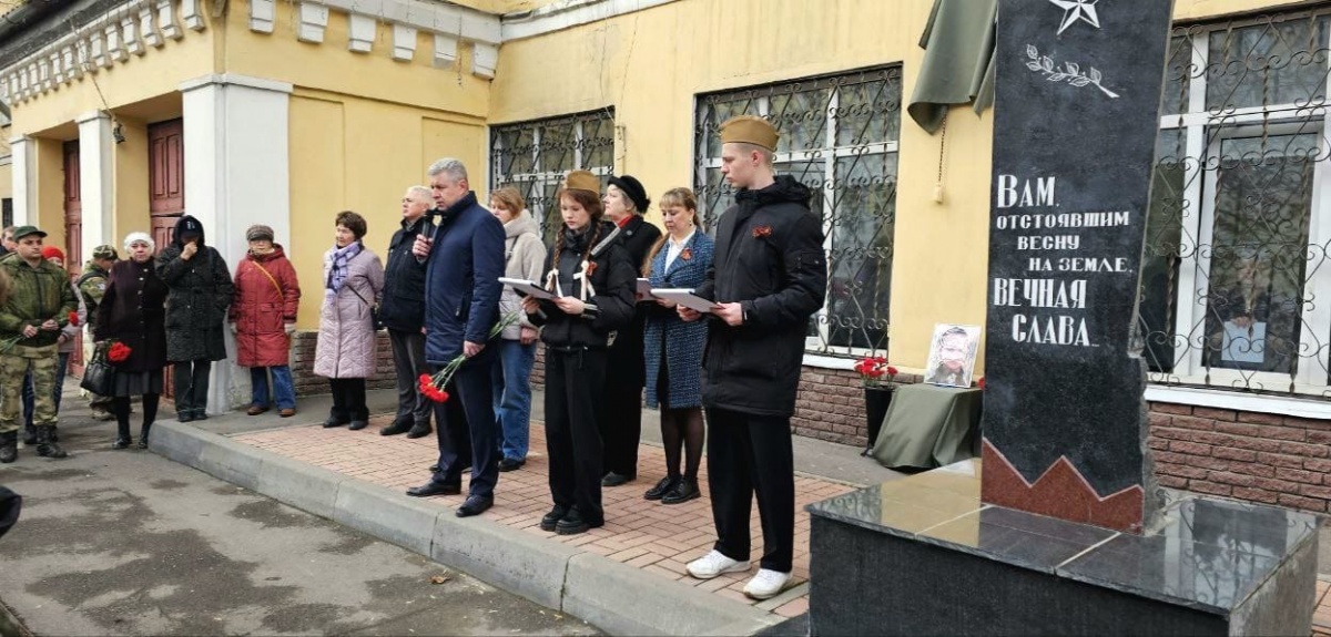 Мемориальную доску в честь героя СВО открыли в нижегородской школе №97 - фото 1