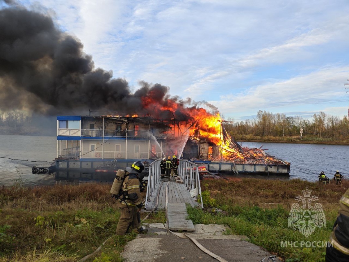 Опубликованы фото горящего дебаркадера на Гребном канале в Нижнем Новгороде - фото 3