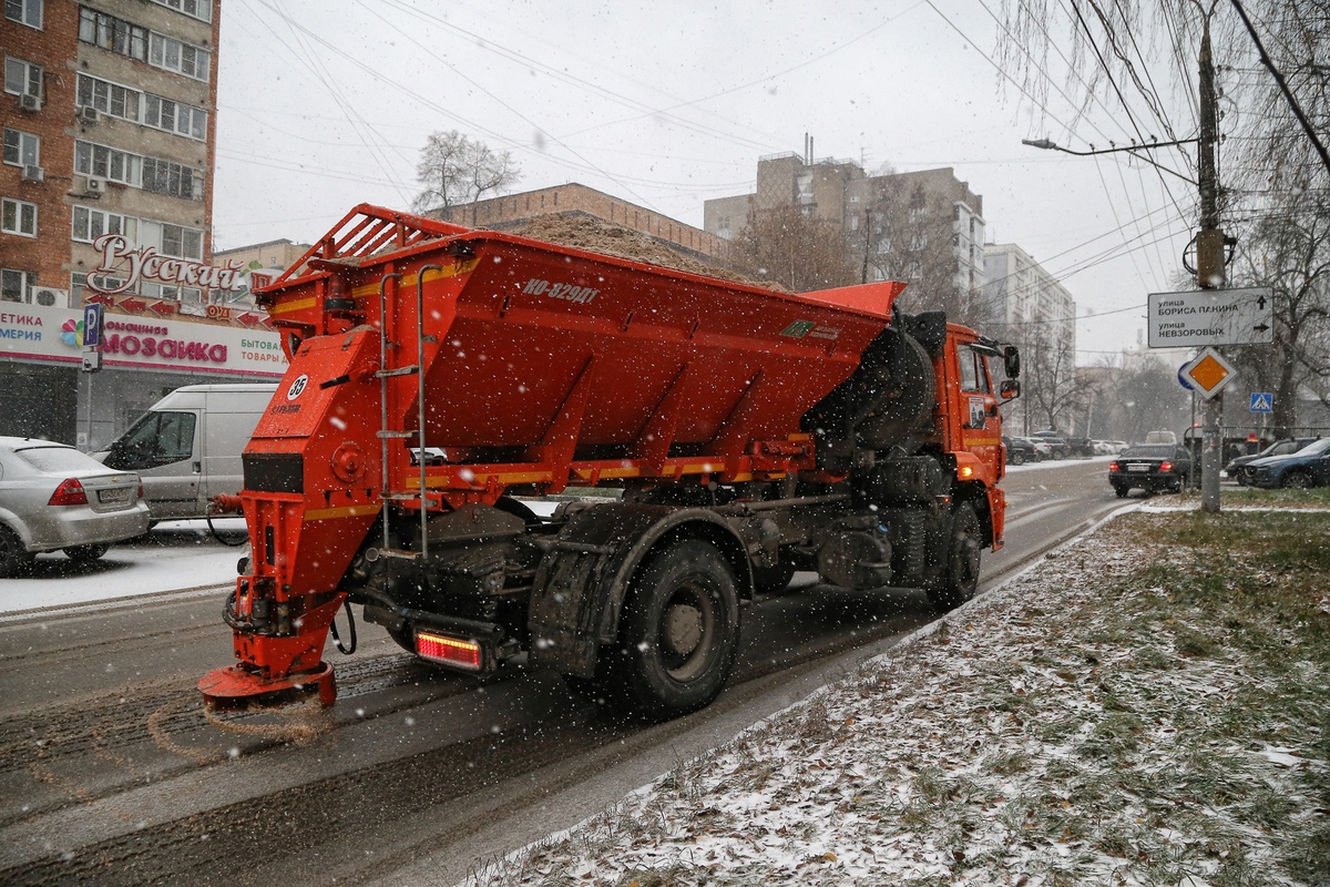 Более 20 машин убирают снег в Нижнем Новгороде - фото 1