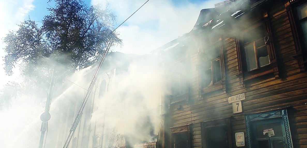 Четырех человек эвакуировали в результате возгорания двух домов на улице Нижегородской - фото 1