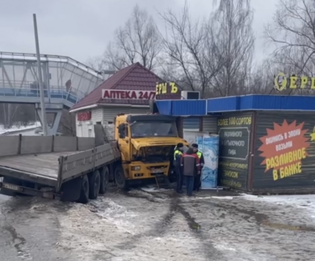 КамАЗ с отказавшими тормозами устроил жуткое ДТП в Богородском округе