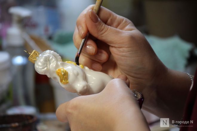 Волшебство из стекла: фоторепортаж с фабрики елочных игрушек в Нижнем Новгороде - фото 106