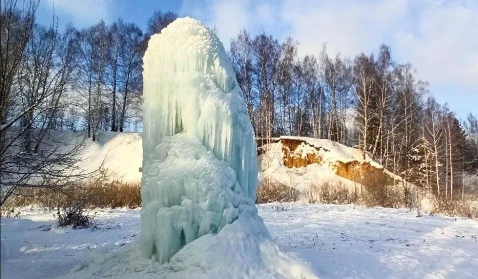 «Танцующие сосны» и ледяной фонтан обнаружены в Нижегородской области