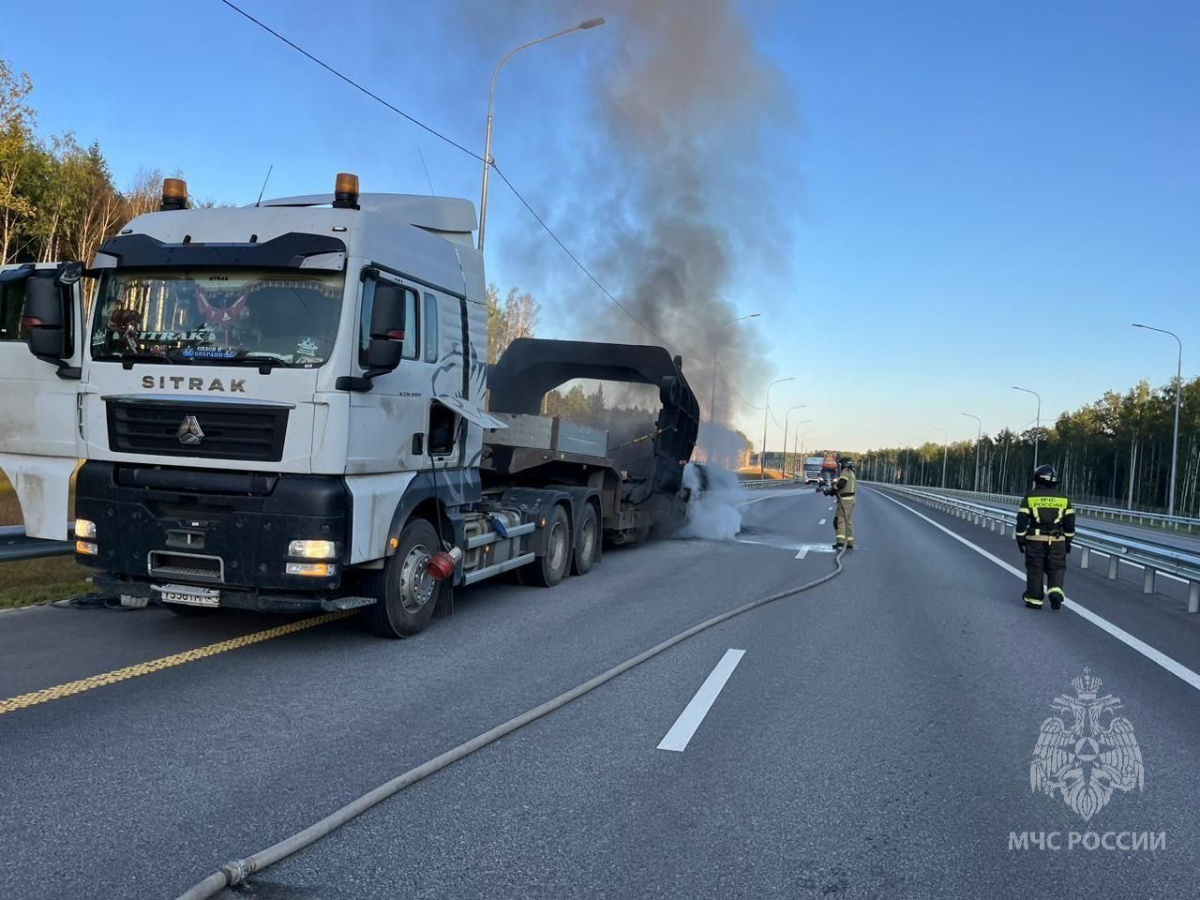 Фура загорелась после взрыва на трассе М-12 в Нижегородской области - фото 1