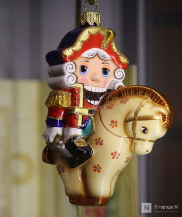 Волшебство из стекла: фоторепортаж с фабрики елочных игрушек в Нижнем Новгороде - фото 52