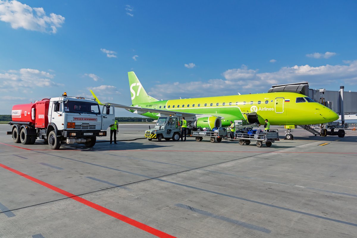 Самолет нижний. Аэропорт Стригино Нижний Новгород у самолёта. S7 Airlines Стригино. Нижний Новгород самолет Стригино. S7 Нижний Новгород-Новосибирск.