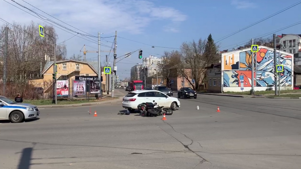 Мотоциклист влетел в иномарку на перекрестке в Нижнем Новгороде - фото 1