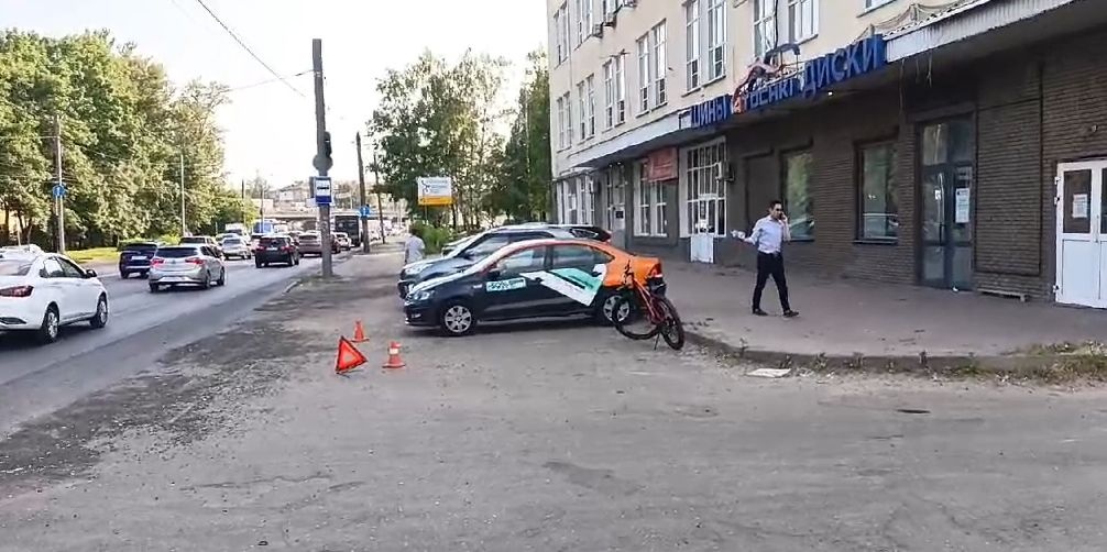 Каршеринговый автомобиль переехал руку велосипедиста в Нижнем Новгороде - фото 1