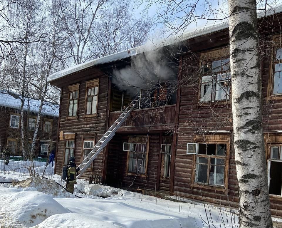 Двухэтажный дом загорелся на улице Усиевича в Ленинском районе - фото 1
