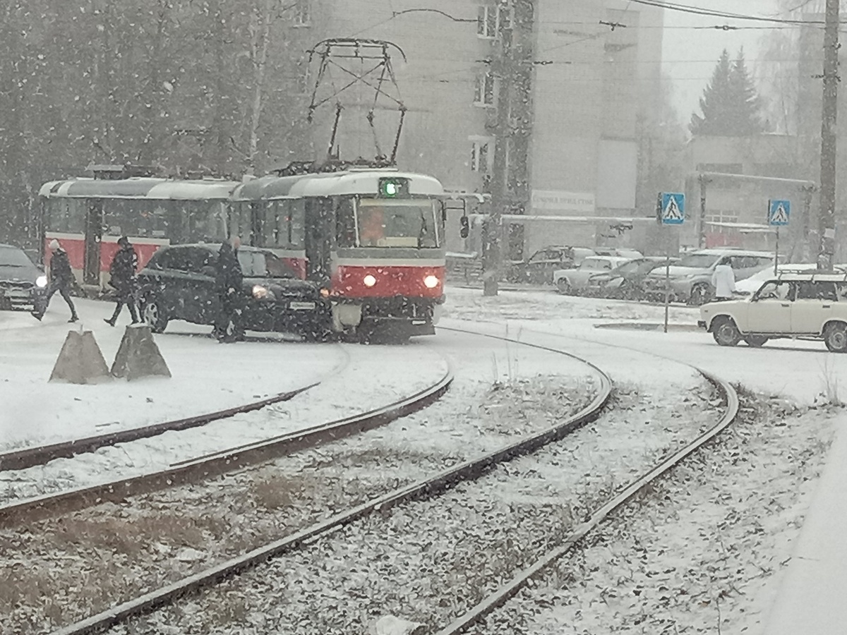 Нижегородский трамвай № 6 встал из-за аварии на путях - фото 1