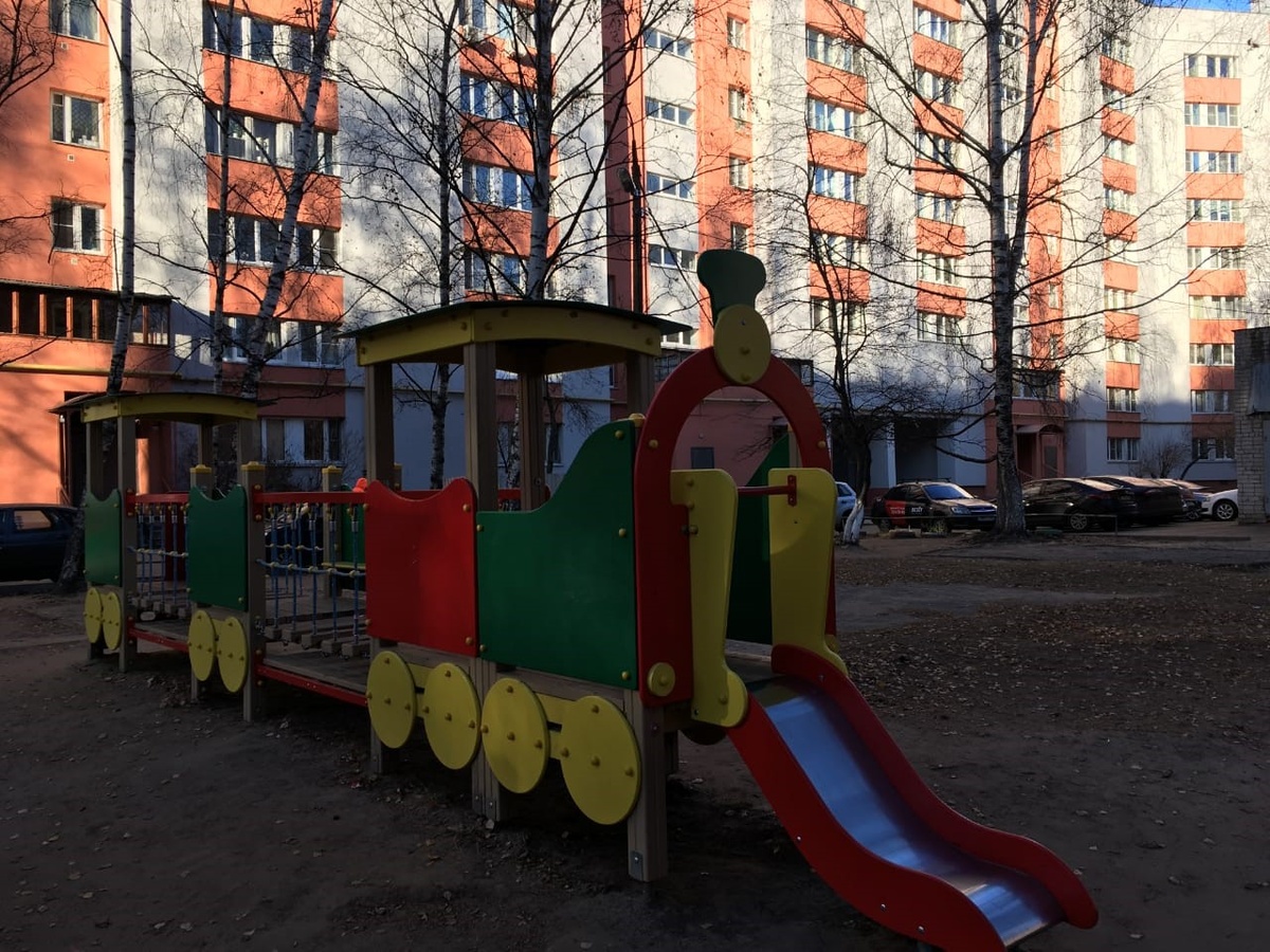 На детской площадке на улице Строкина появилось освещение