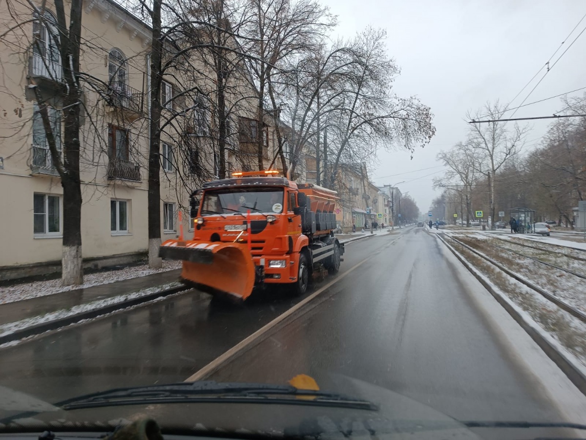 Дороги в Нижнем Новгороде начали обрабатывать противогололедными реагентами - фото 1