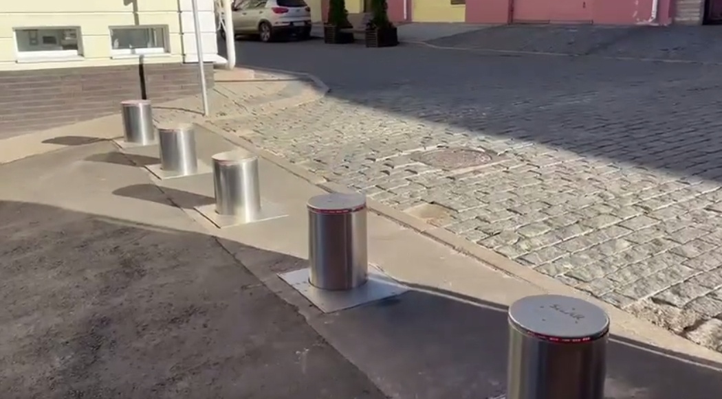 Болларды с распознаванием номеров появились на улице Кожевенной - фото 1