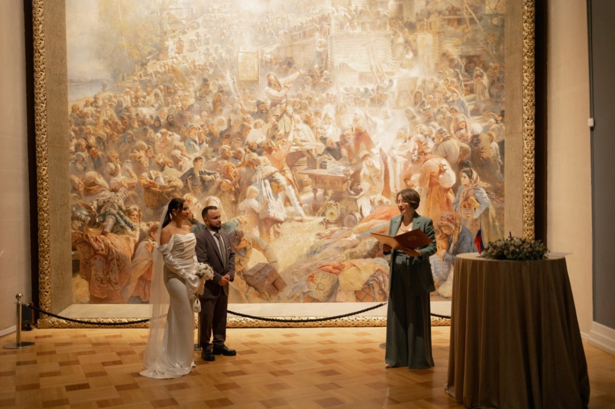 Нижегородцы расписались на фоне огромной исторической картины - фото 1