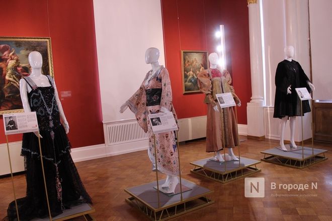 О чем рассказали платья: выставка костюмов с историей проходит в Нижнем Новгороде - фото 43