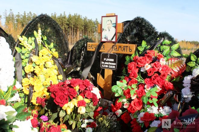 Огромные памятники и скромные кресты: показываем, как выглядят могилы известных нижегородских политиков - фото 35