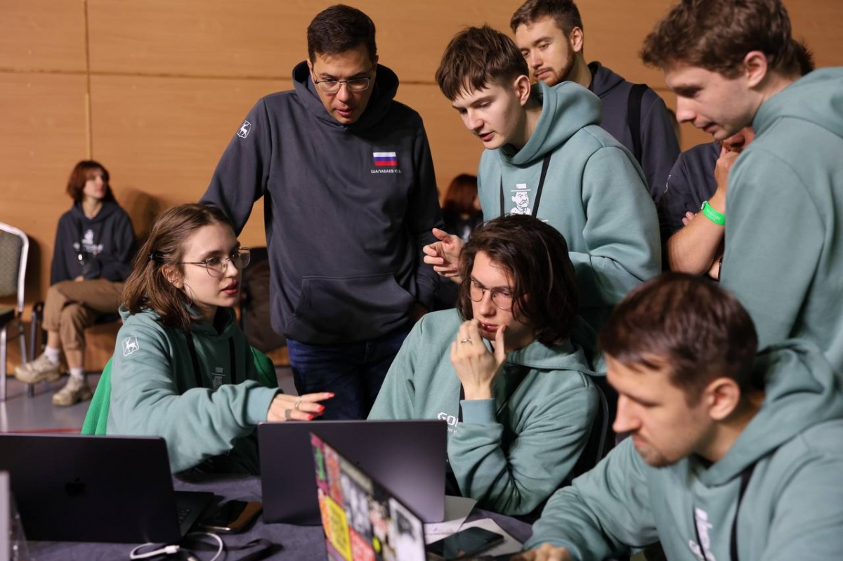 Мэр Нижнего Новгорода посетил марафон второго хакатона &laquo;GORKYCODE&raquo; - фото 2