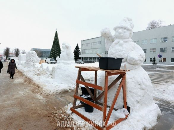 Большой снежный городок с горками строят в центре Дзержинска - фото 4