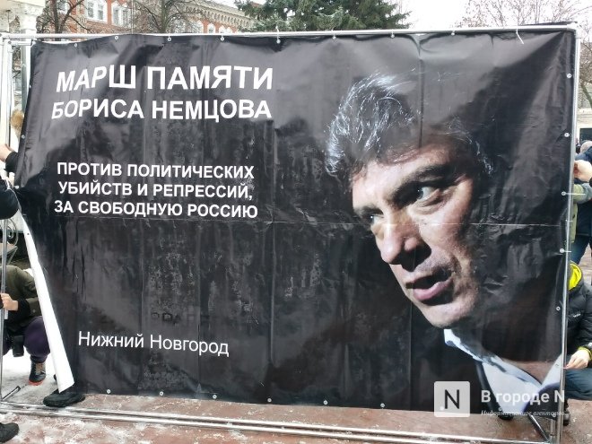 На митинге памяти Немцова собрались около 400 нижегородцев и выступил его однокурсник - фото 1