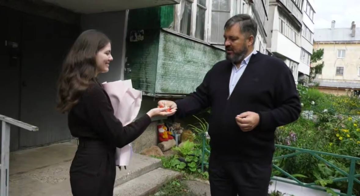 Глава Дзержинска вручил ключи от квартир троим сиротам  - фото 1