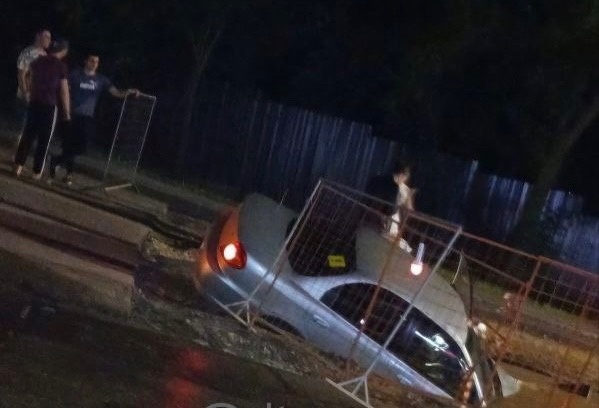 Машина улетела в яму на улице Горной в Нижнем Новгороде