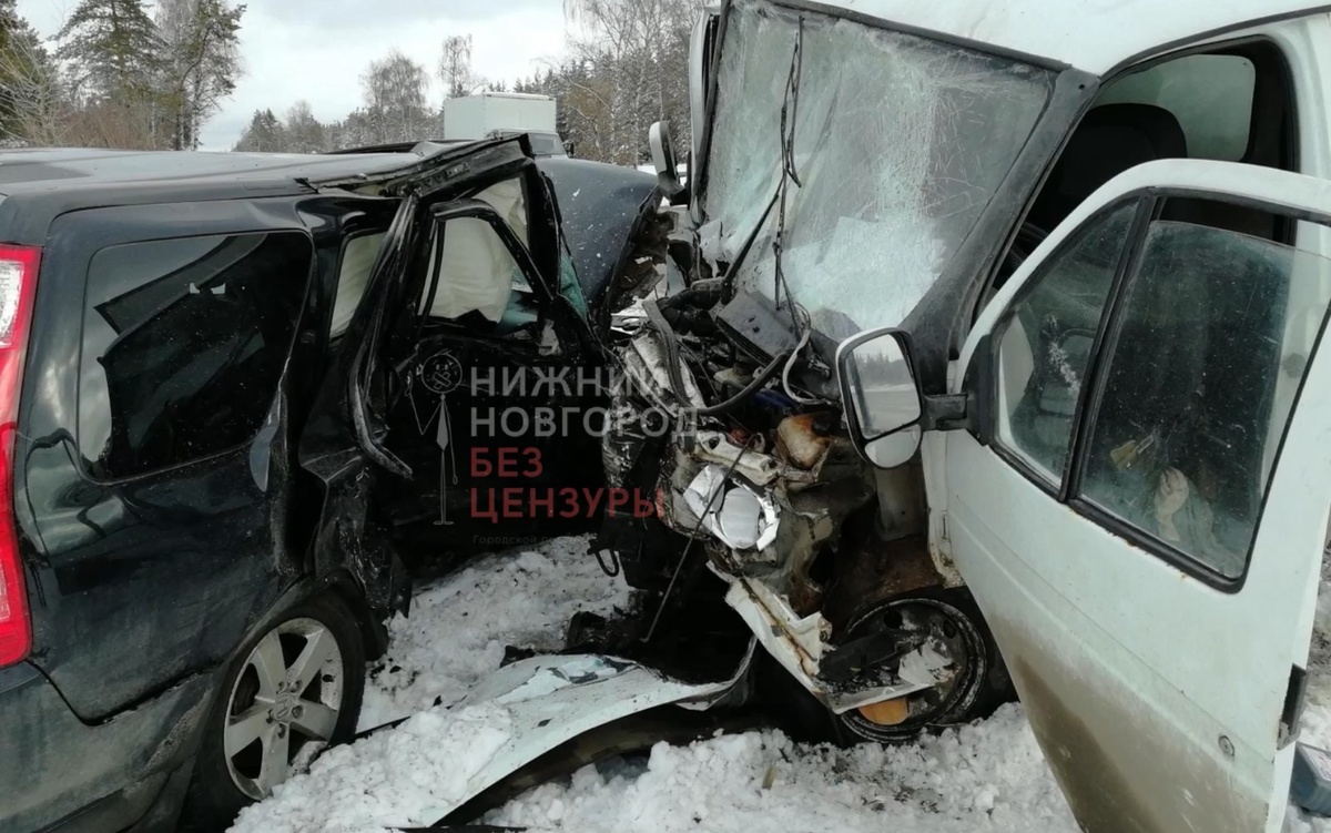Трое человек пострадали при столкновении легковушки с ГАЗелями под Дзержинском - фото 1