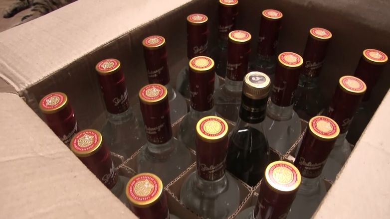 Более 4,5 тысячи бутылок с нелегальным алкоголем изъяли в Арзамасе - фото 4