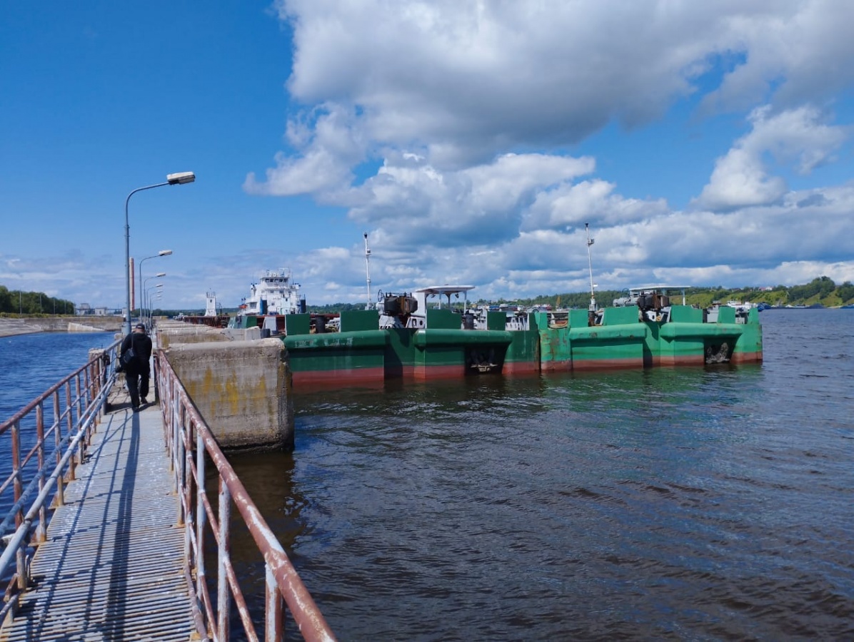 Две баржи столкнулись в канале Городецкого гидроузла - фото 1