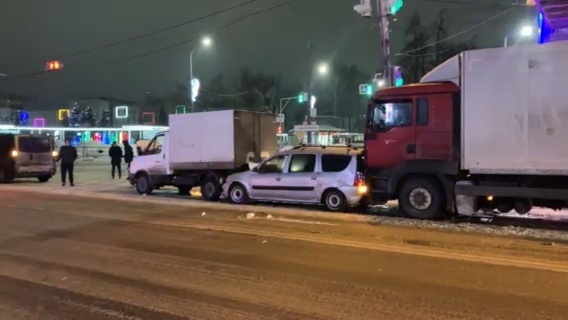 Два человека получили травмы в зажатом грузовиками «Ларгусе» в Кстове