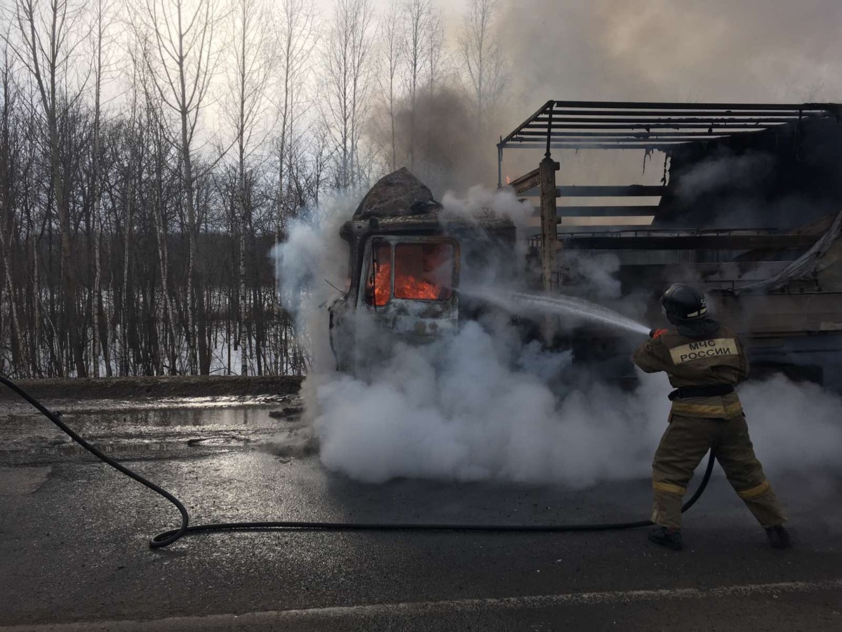 Половина грузовика сгорела на федеральной трассе в Кстовском районе - фото 1