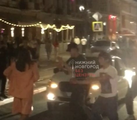 Соцсети: танцоры перекрыли дорогу на улице Рождественской - фото 1