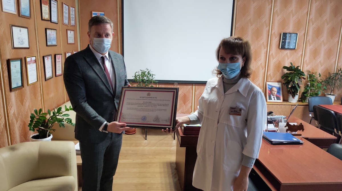 Артем Баранов вручил награды работникам медицинских и образовательных учреждений - фото 1