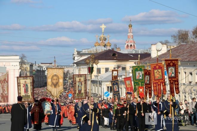 Шли Крестным ходом и ели гигантский кулич: как прошла Пасха в Нижнем Новгороде — фоторепортаж - фото 26