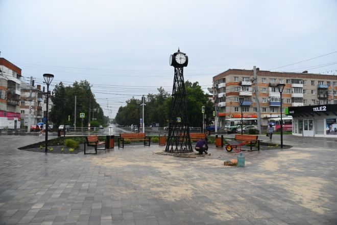 Часы в виде Шуховской башни и декоративный паровоз появились в Дзержинске - фото 1