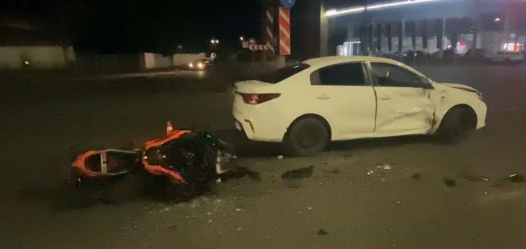 Легковушка и мотоцикл столкнулись в Нижнем Новгороде: двое пострадали - фото 1